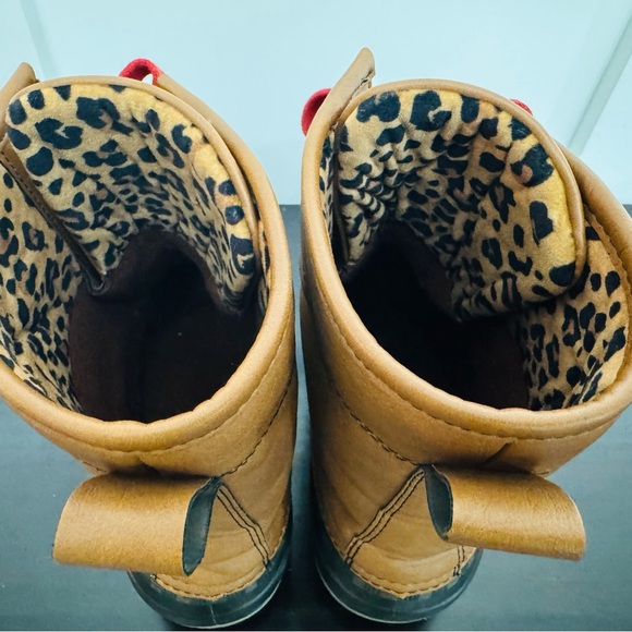 Stylish Brown and Black Women's Boots with Red Laces - Picture 5 of 7